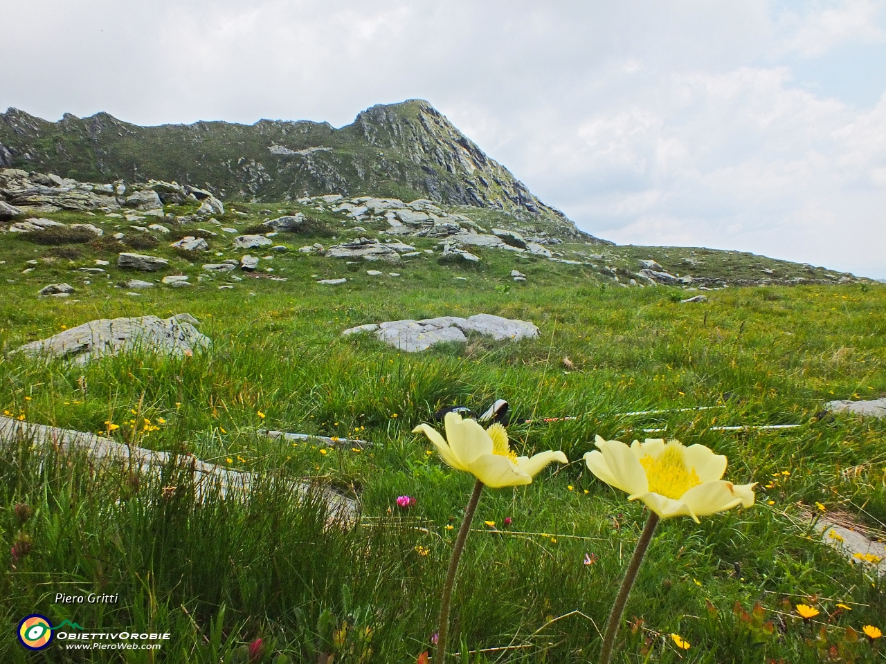53 Salendo verso la bocchetta-passo in cresta Azzaredo....JPG